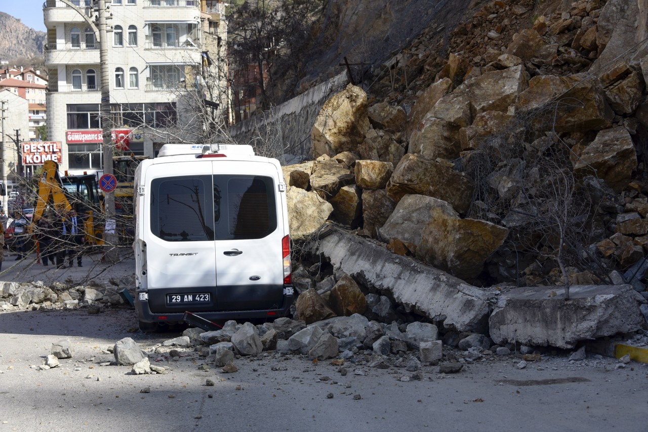 Gümüşhane Kayalar Park Halindeki Aracın Üzerine Düştü 12