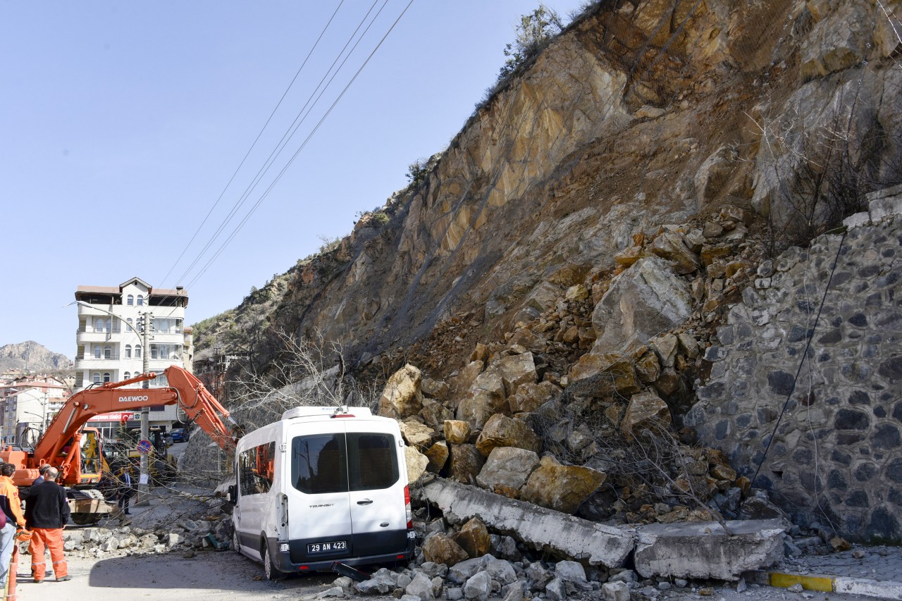Gümüşhane Kayalar Park Halindeki Aracın Üzerine Düştü 13