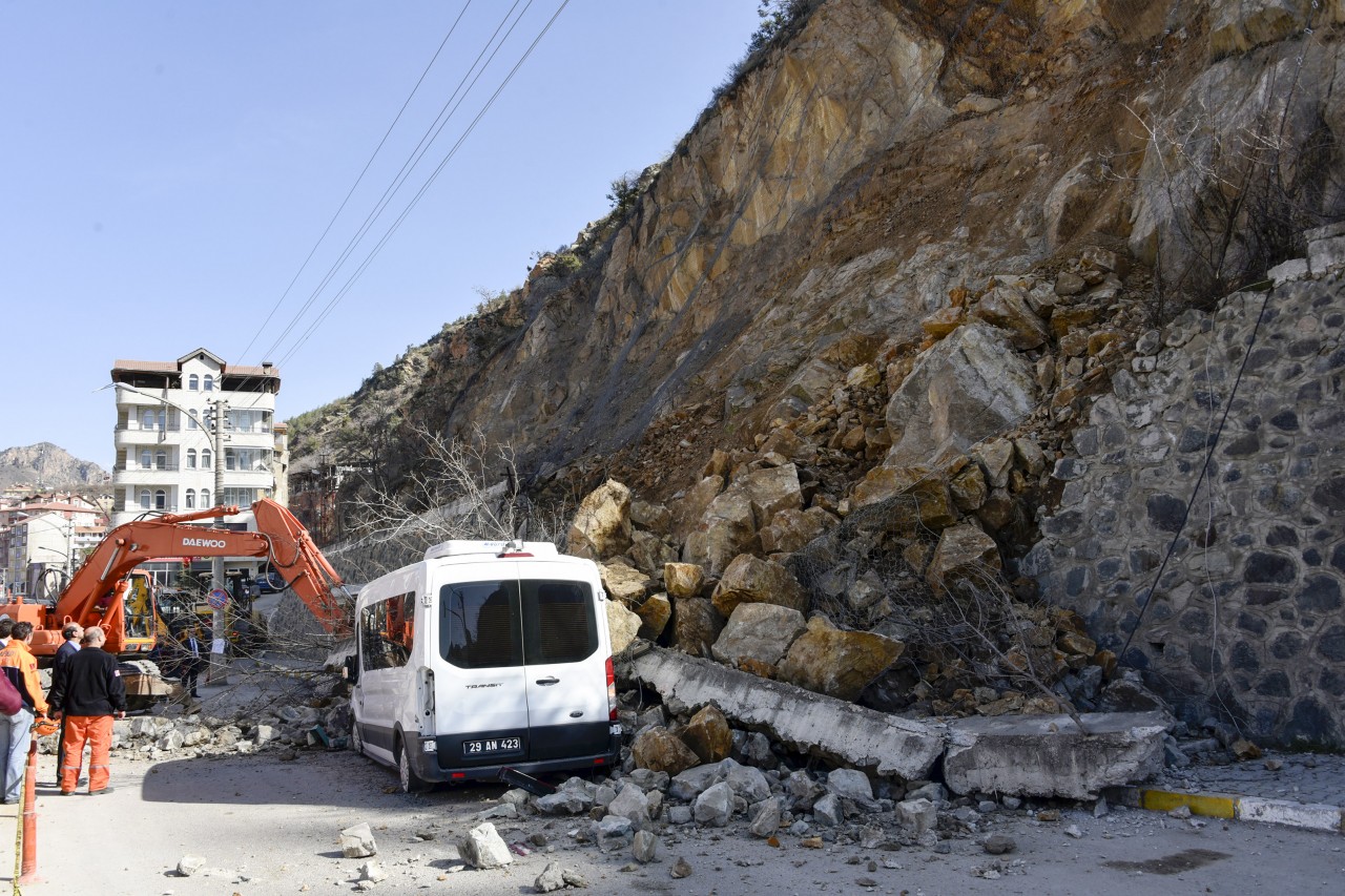 Gümüşhane Kayalar Park Halindeki Aracın Üzerine Düştü 15