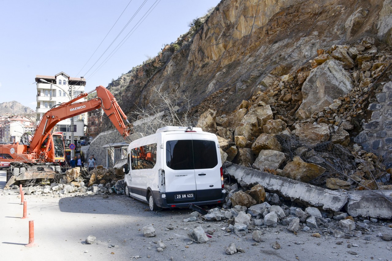 Gümüşhane Kayalar Park Halindeki Aracın Üzerine Düştü 16