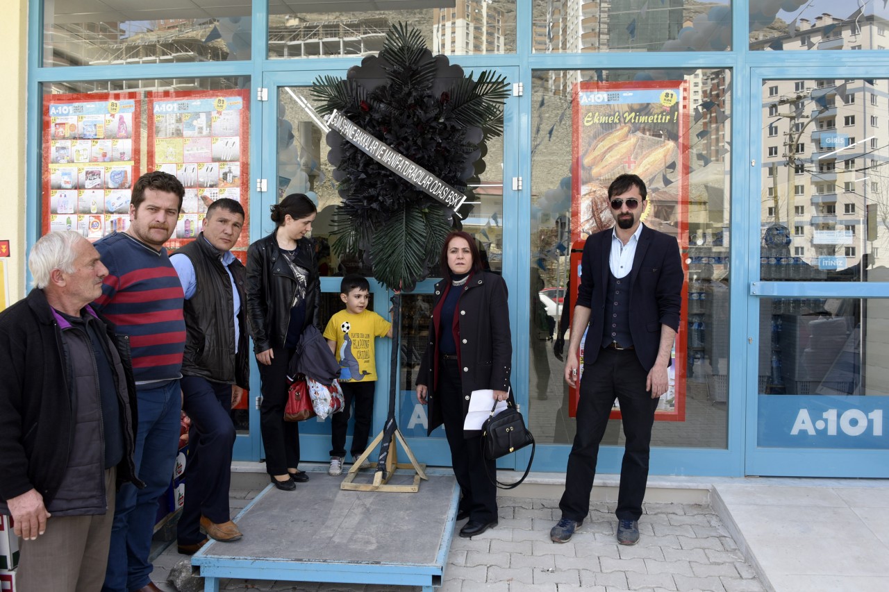 Bakkallar Odasından Ulusal Market Kapısına Siyah Çelenk 1