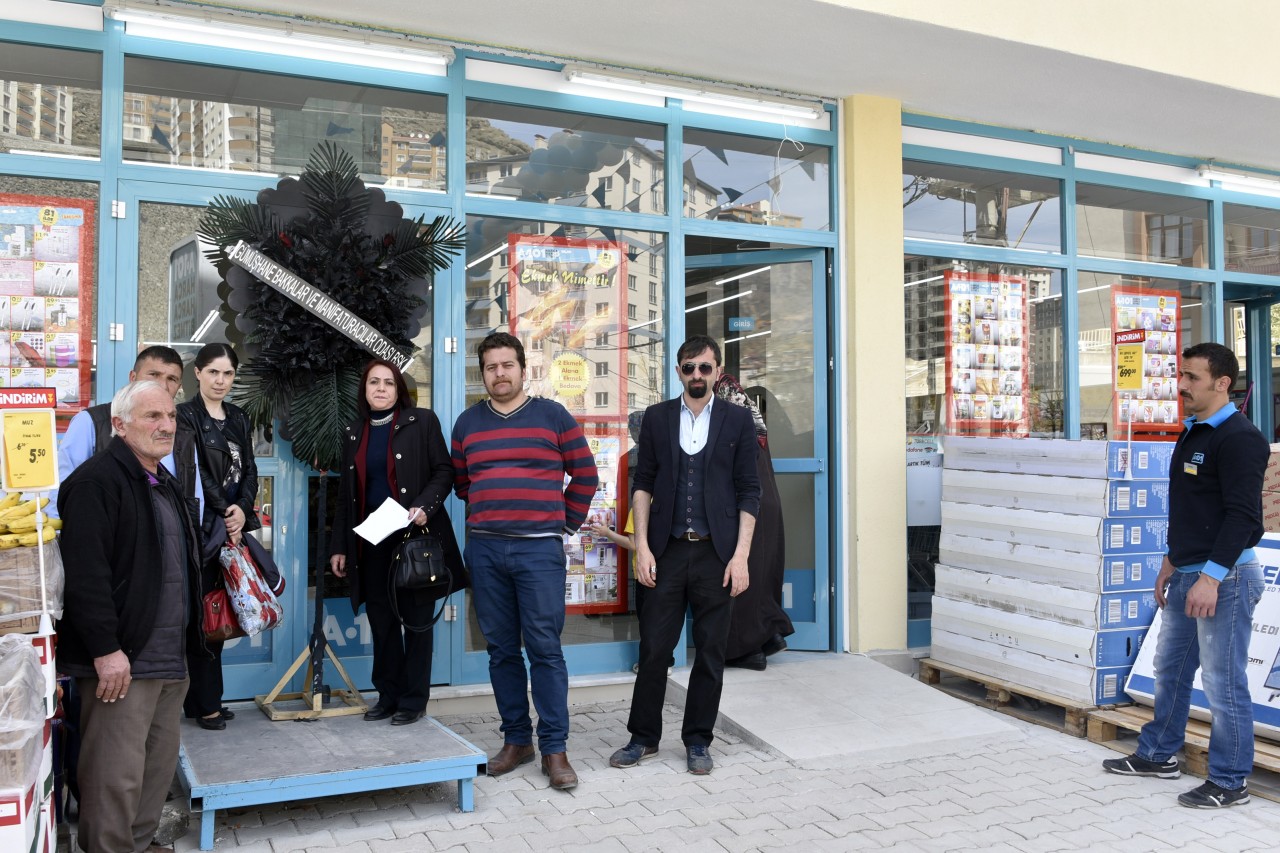 Bakkallar Odasından Ulusal Market Kapısına Siyah Çelenk 2