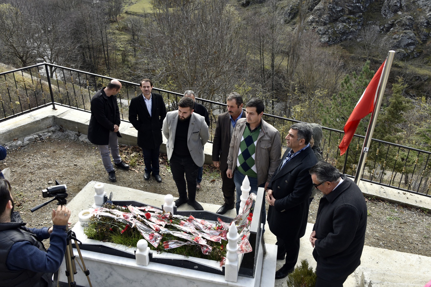 Şehit Öğretmen Necmettin Yılmaz’ın mezarına ziyaretçi akını 23