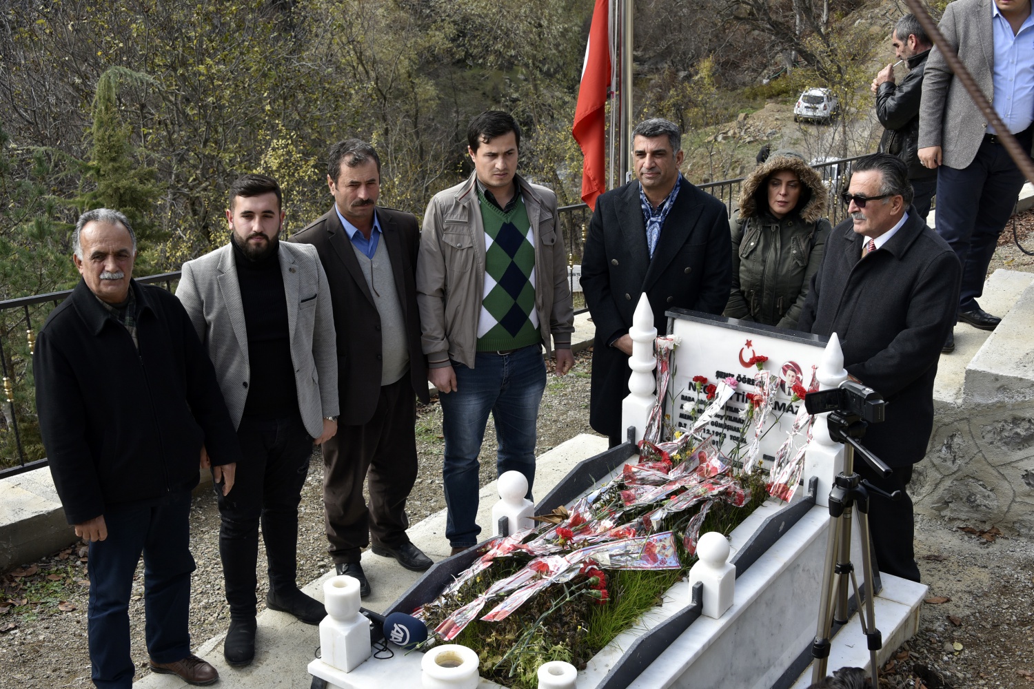 Şehit Öğretmen Necmettin Yılmaz’ın mezarına ziyaretçi akını 22