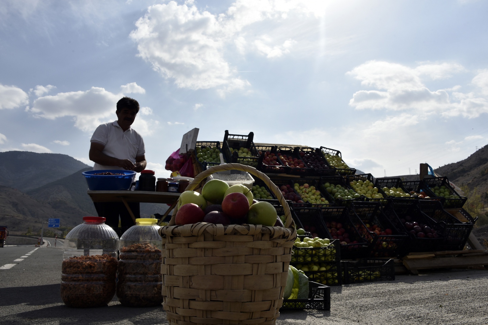 Karayolu kenarında ‘Askıda Elma’ 5