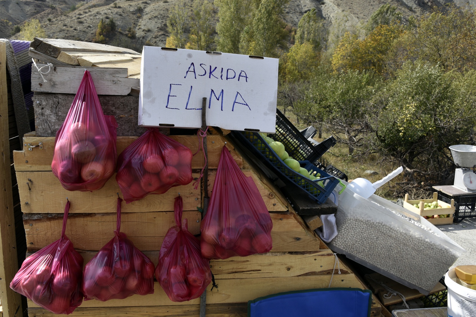 Karayolu kenarında ‘Askıda Elma’ 11