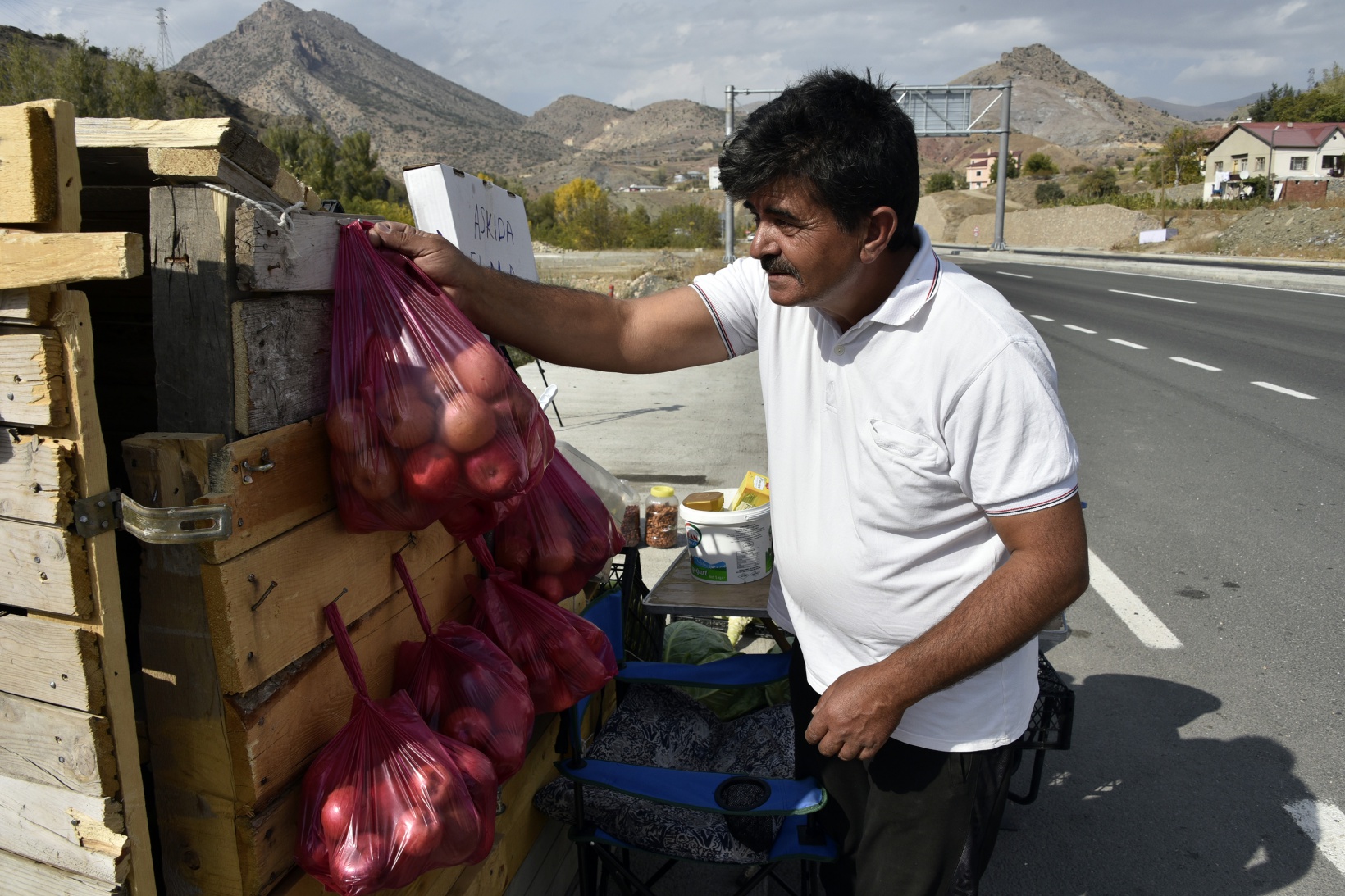 Karayolu kenarında ‘Askıda Elma’ 10
