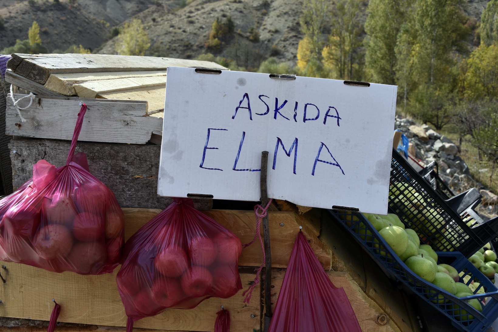 Karayolu kenarında ‘Askıda Elma’ 9