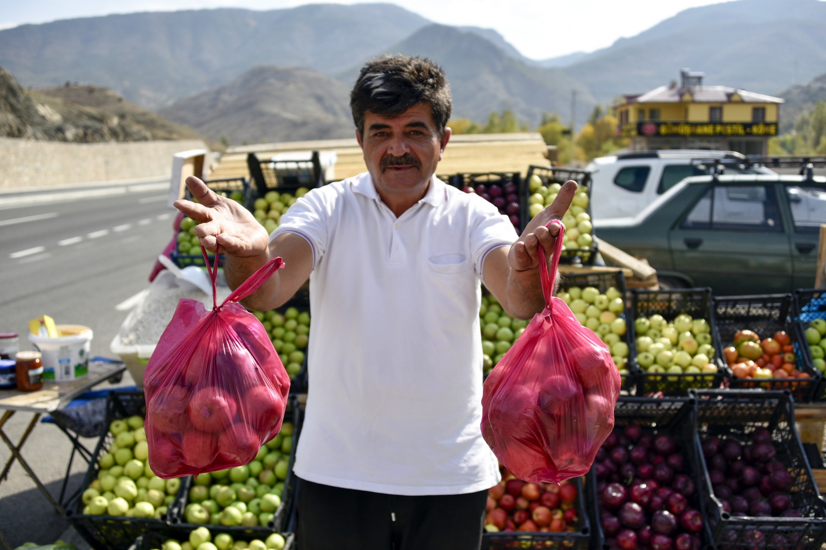 Karayolu kenarında ‘Askıda Elma’ 8