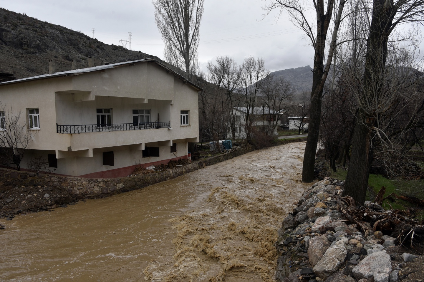 Gümüşhane’de yağmur dereleri taşırdı 24