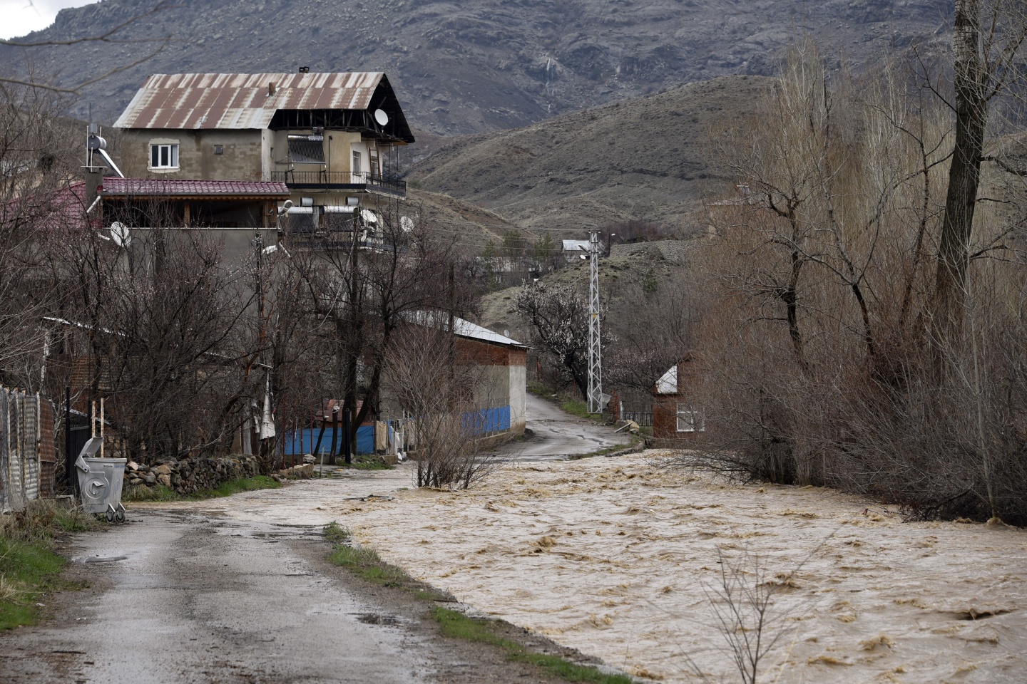 Gümüşhane’de yağmur dereleri taşırdı 8