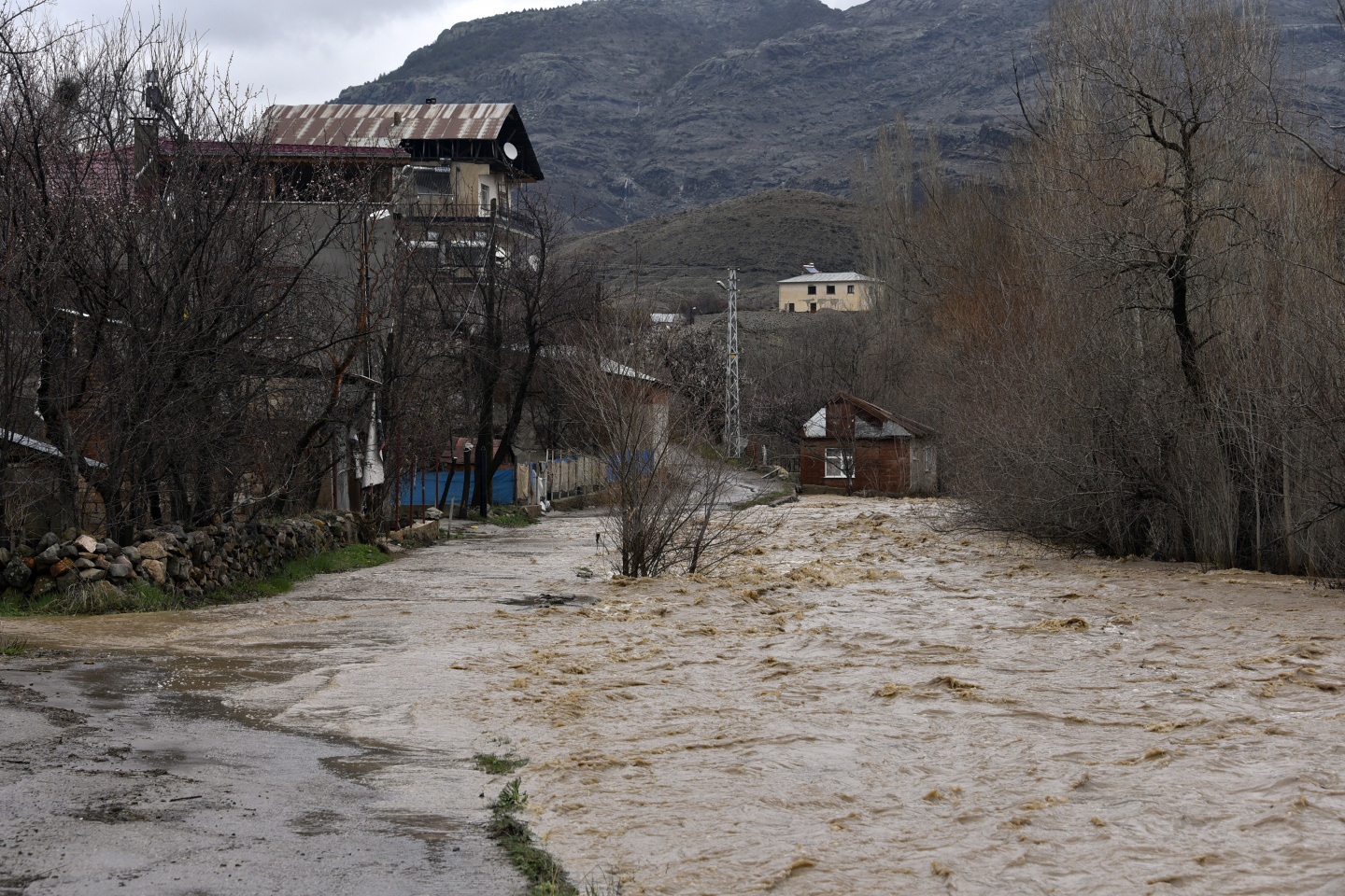 Gümüşhane’de yağmur dereleri taşırdı 25