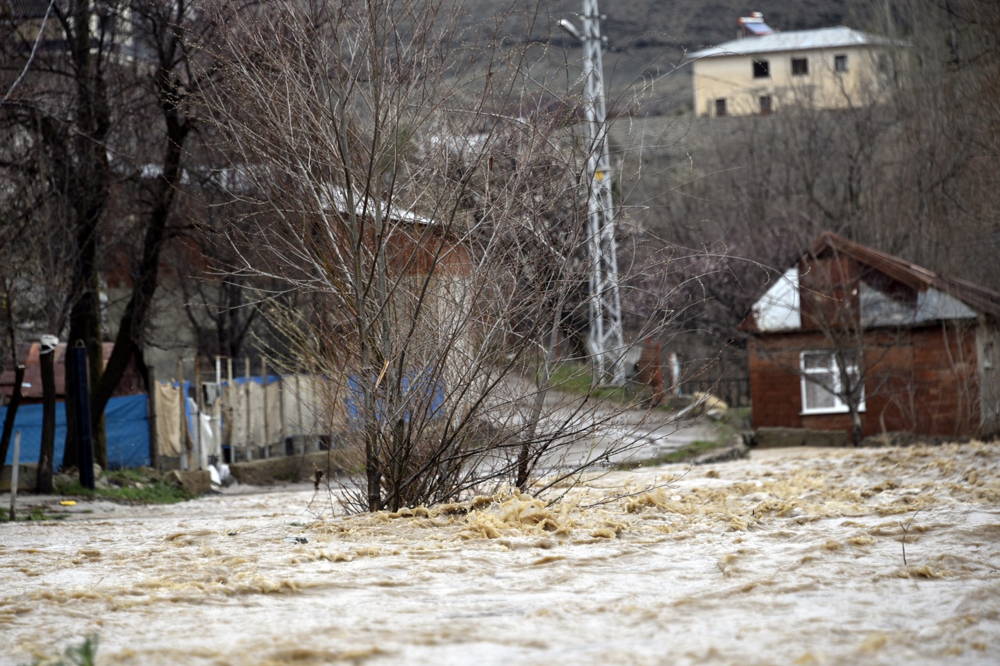 Gümüşhane’de yağmur dereleri taşırdı 12
