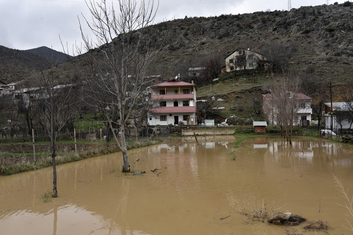 Gümüşhane’de yağmur dereleri taşırdı 30