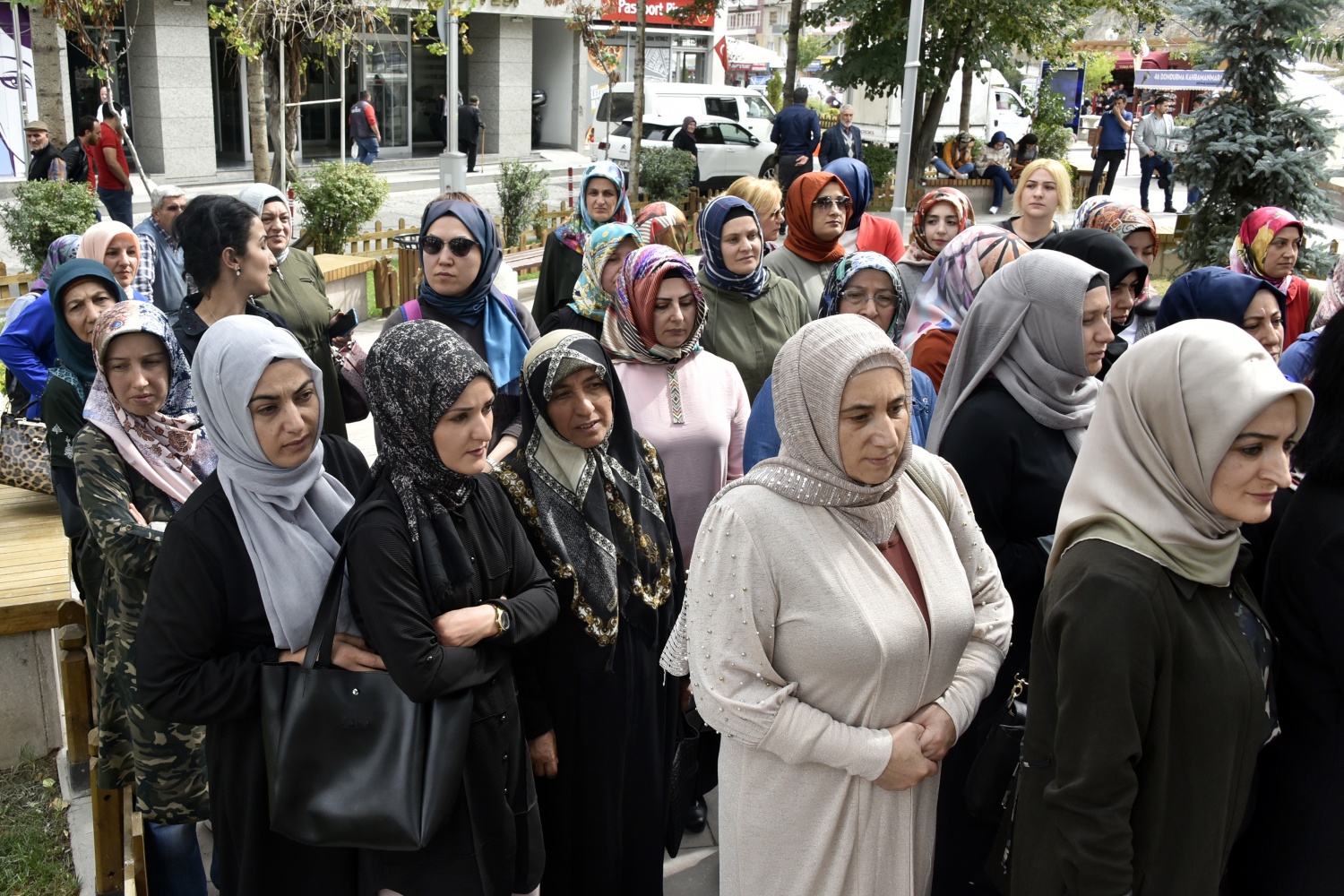 Gümüşhane’deki STK’lardan evlat nöbeti tutan annelere destek 9