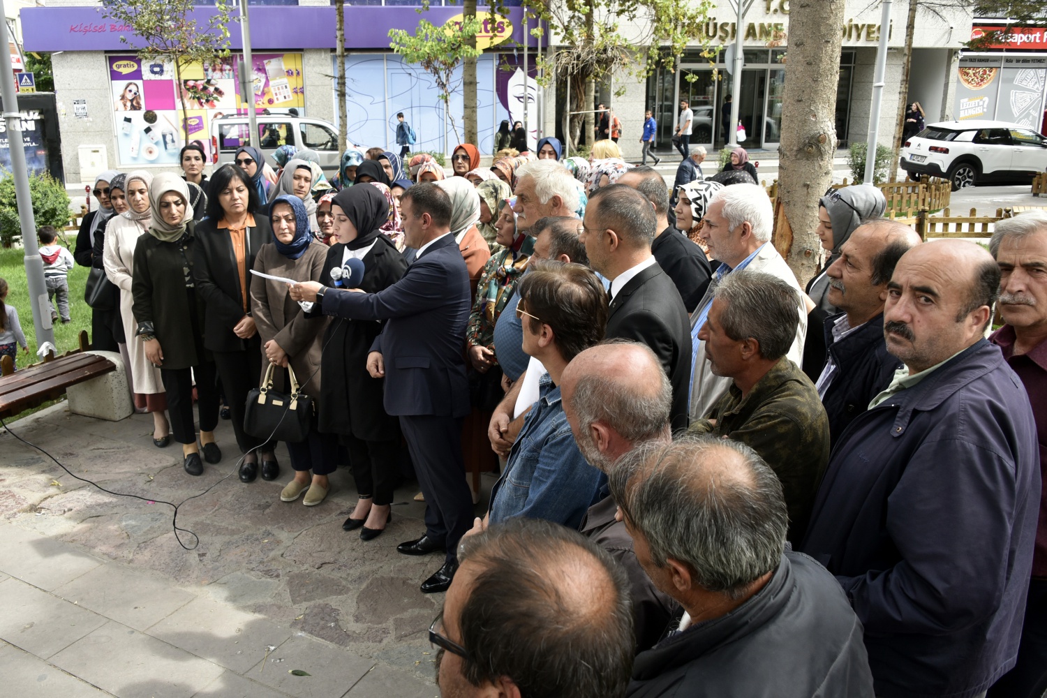 Gümüşhane’deki STK’lardan evlat nöbeti tutan annelere destek 11