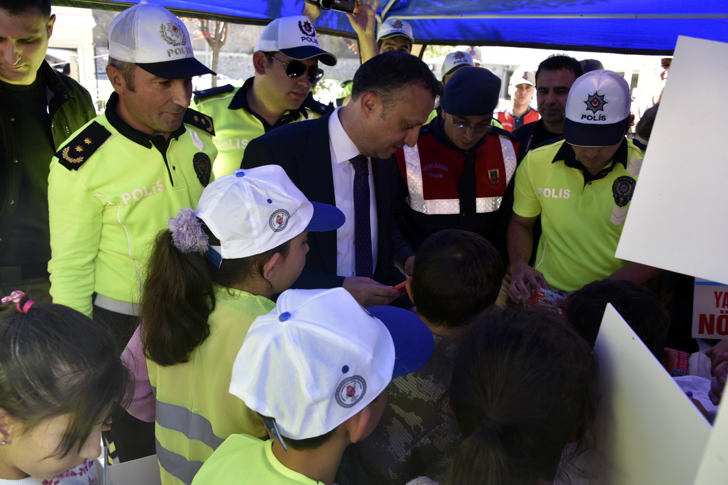 Gümüşhane’de yayalara yol verenlere teşekkür belgesi verildi 2