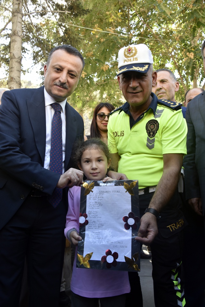 Gümüşhane’de yayalara yol verenlere teşekkür belgesi verildi 32