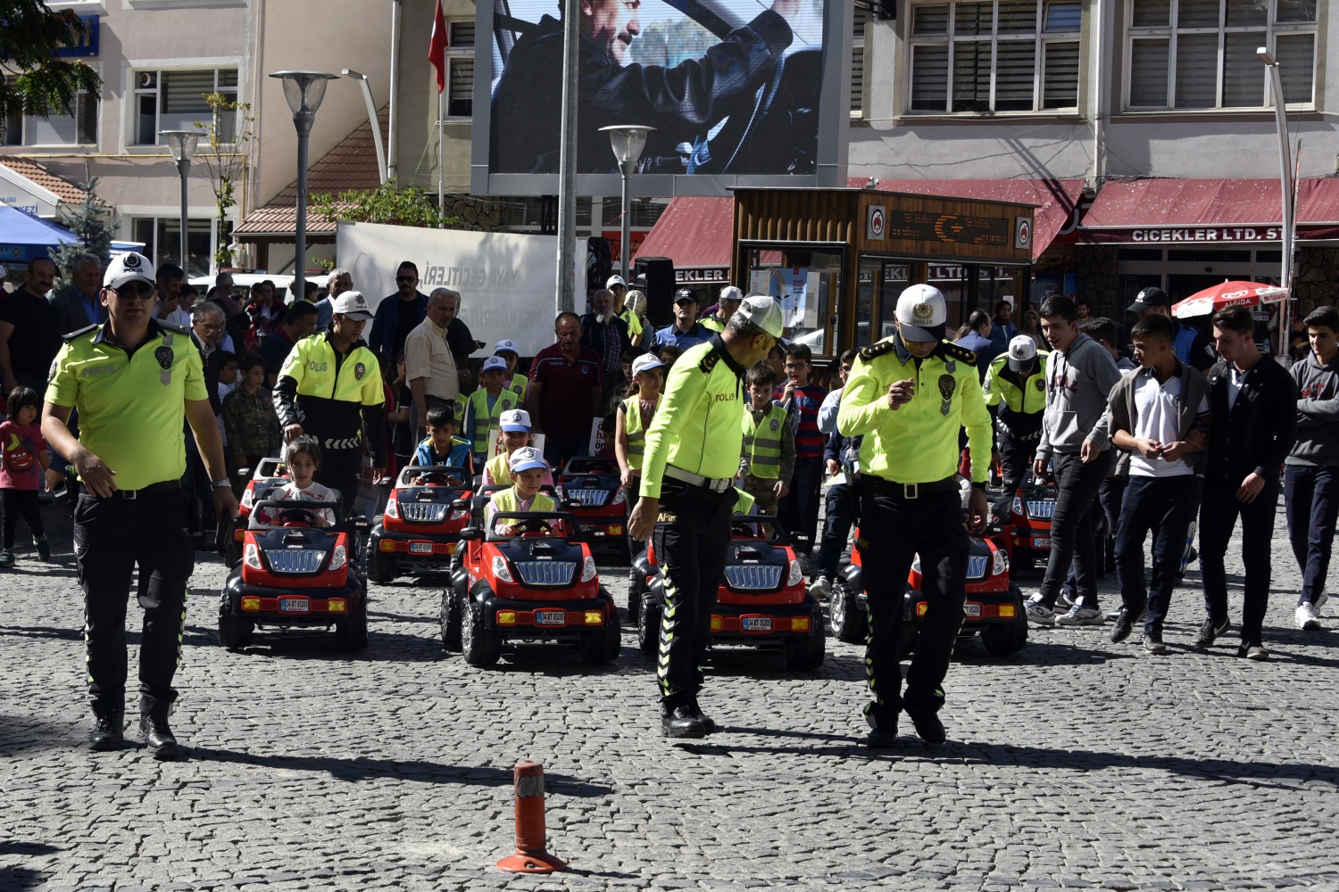 Gümüşhane’de yayalara yol verenlere teşekkür belgesi verildi 19