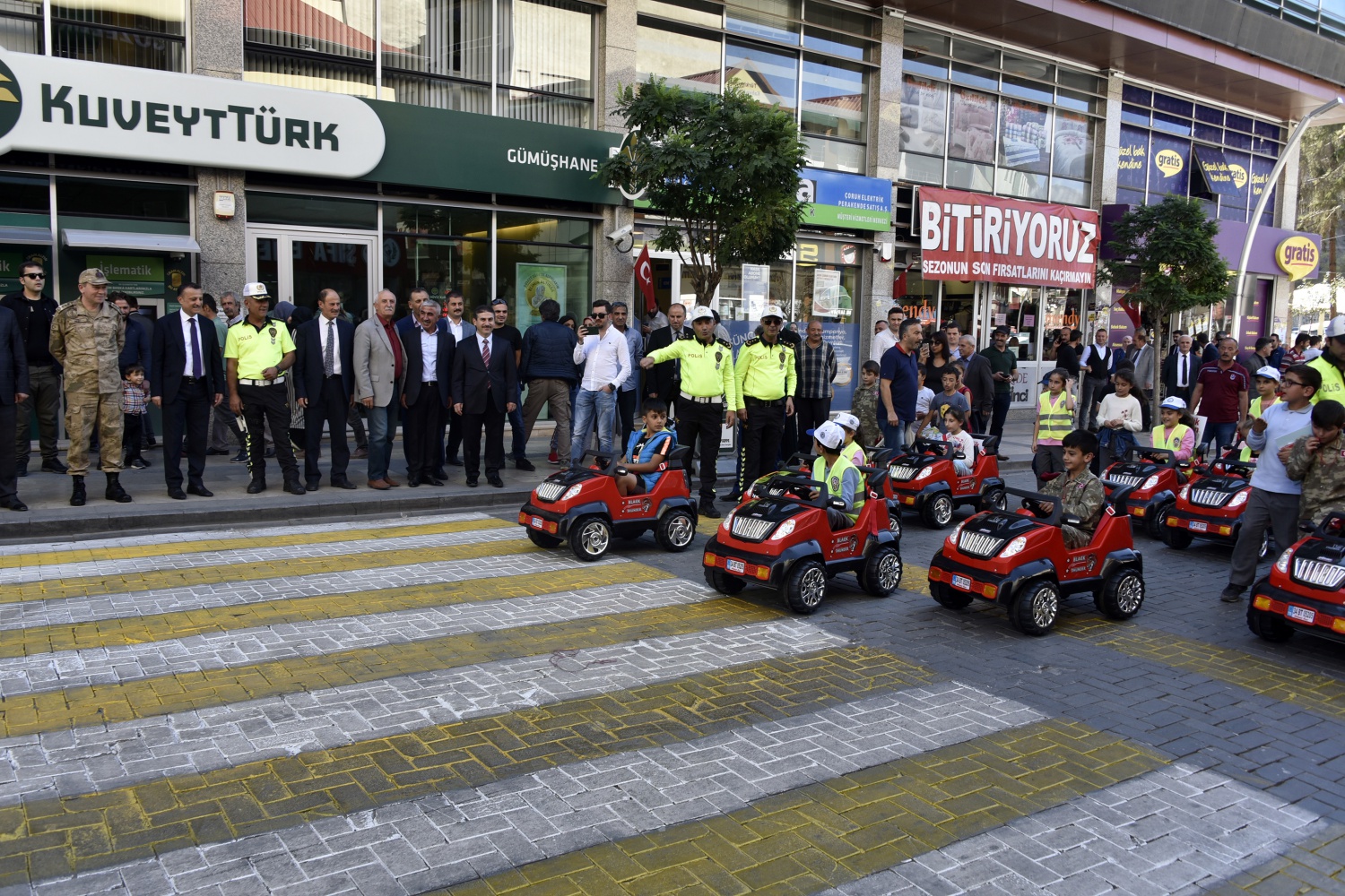 Gümüşhane’de yayalara yol verenlere teşekkür belgesi verildi 29