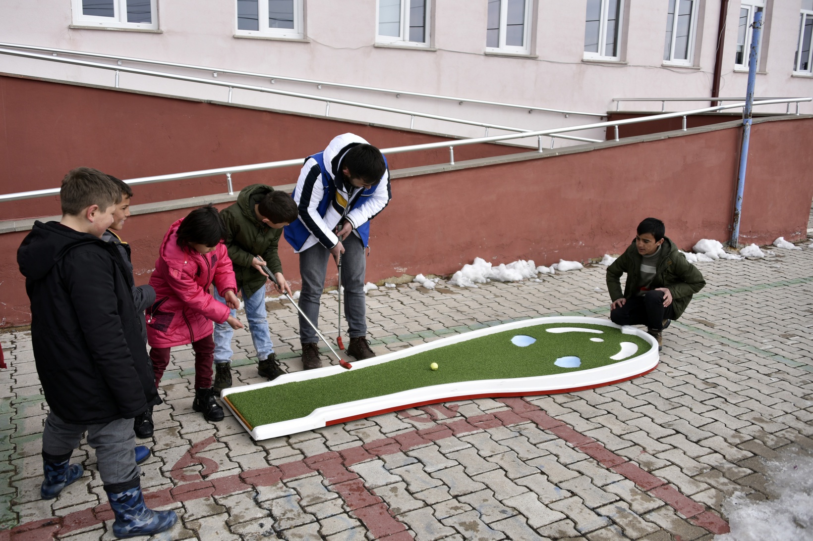 Vali Taşbilek köy okulunda çocuklarla buluştu 11