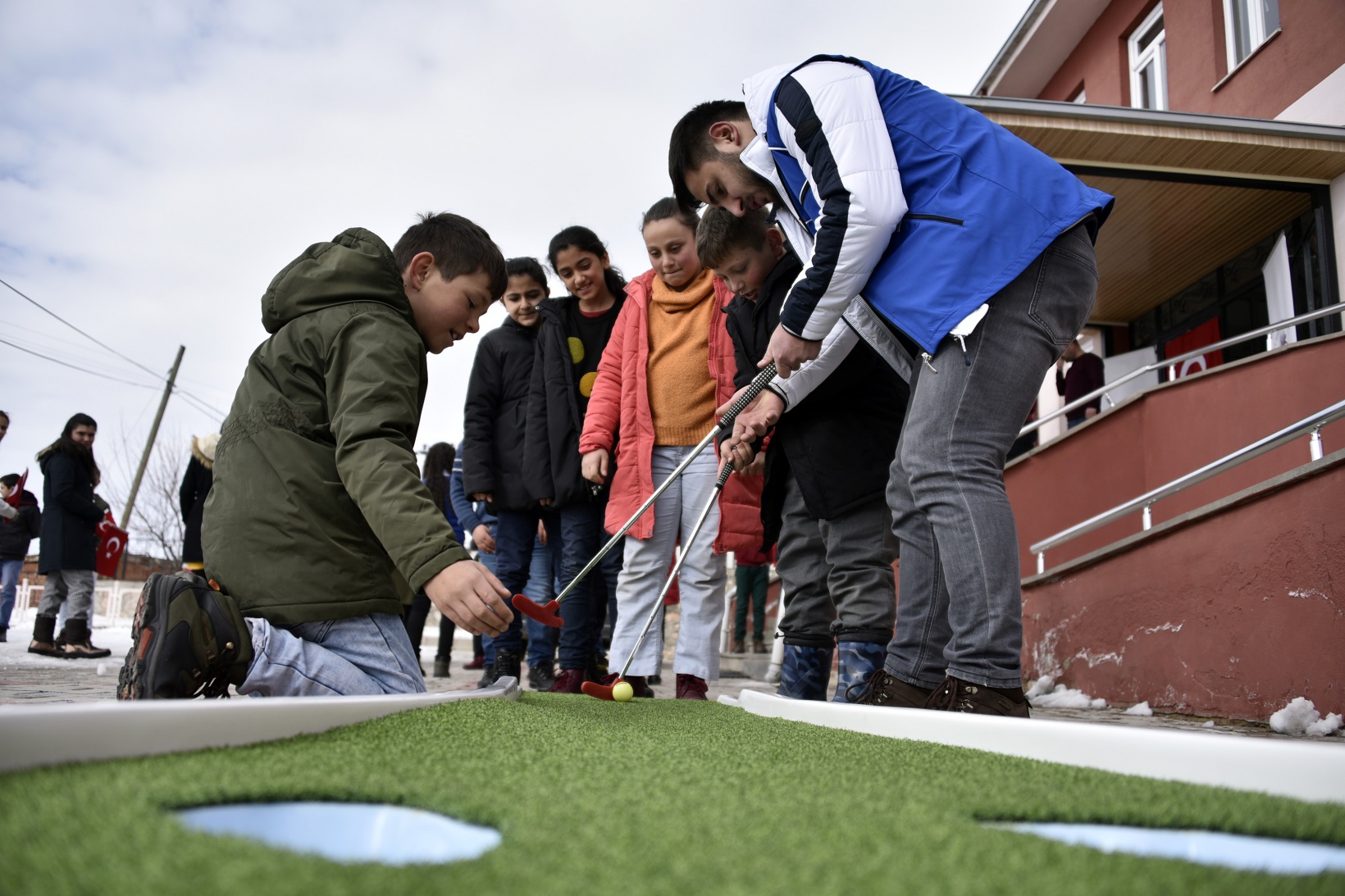 Vali Taşbilek köy okulunda çocuklarla buluştu 2
