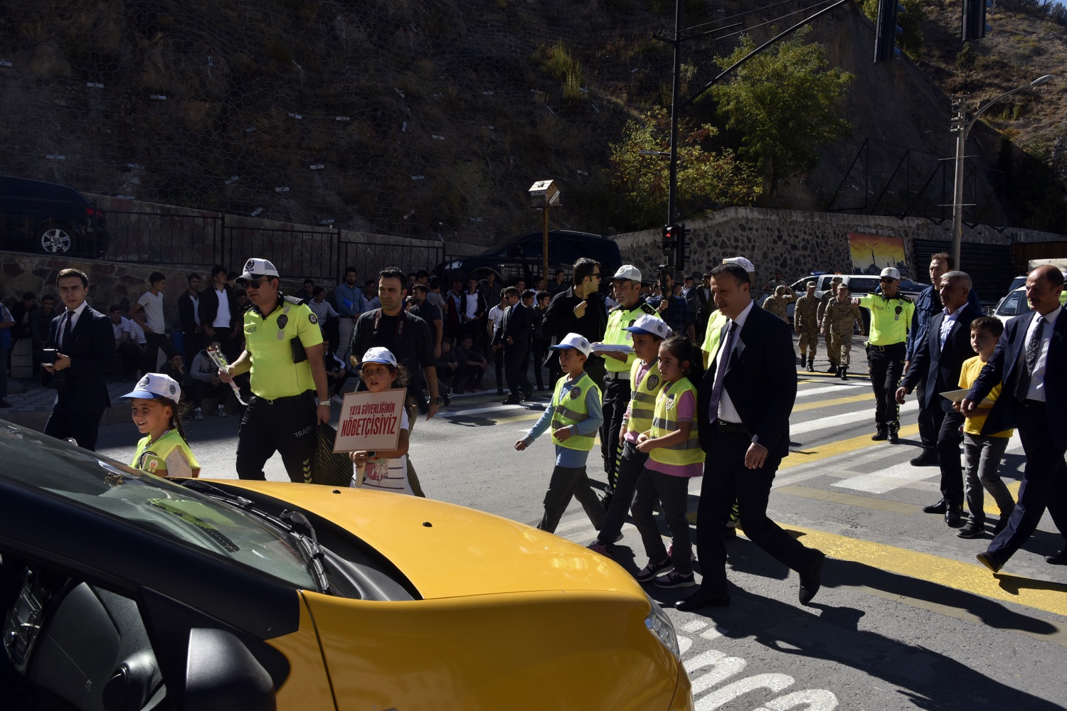 Gümüşhane’de yayalara yol verenlere teşekkür belgesi verildi 24