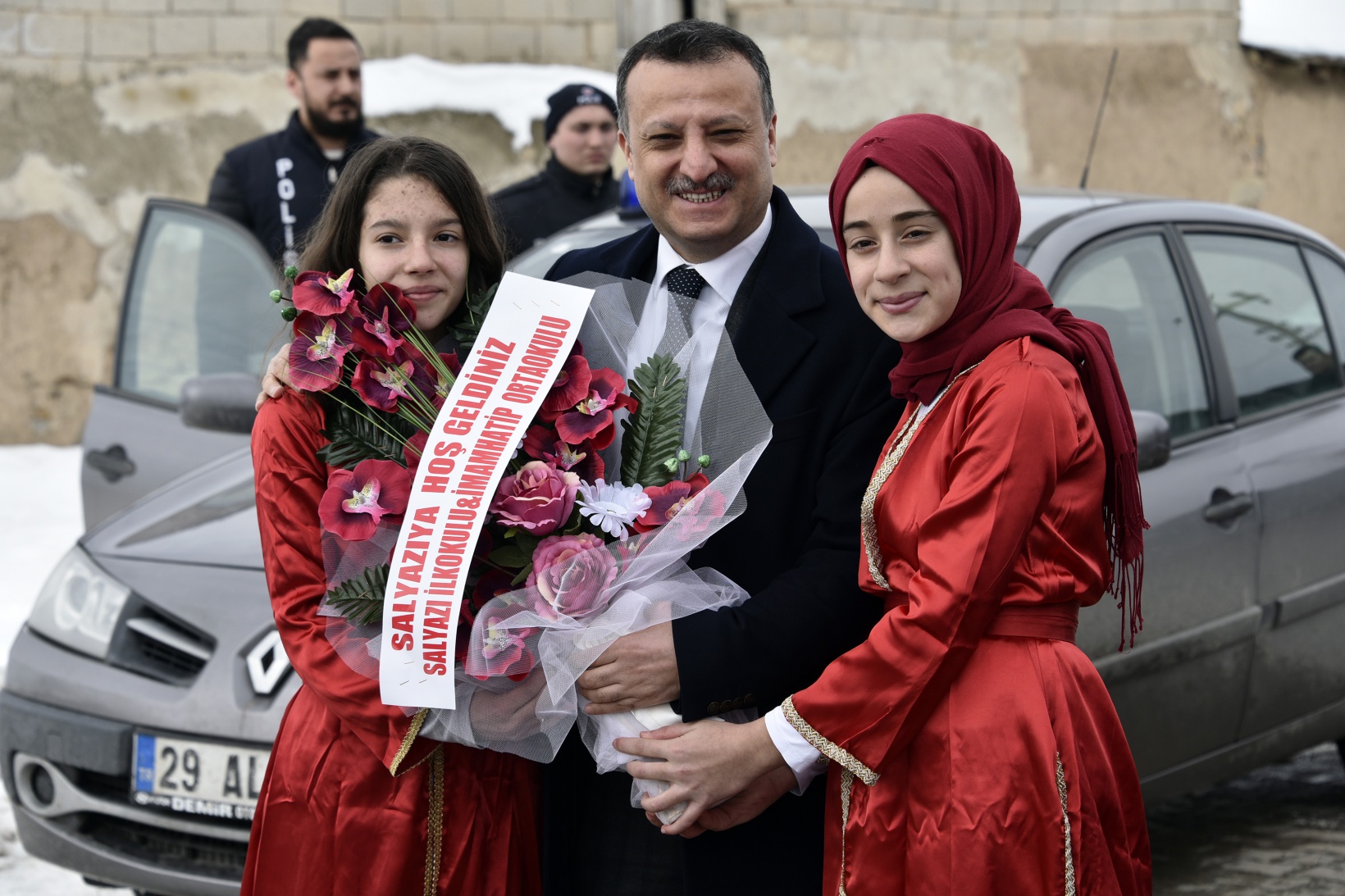 Vali Taşbilek köy okulunda çocuklarla buluştu 19