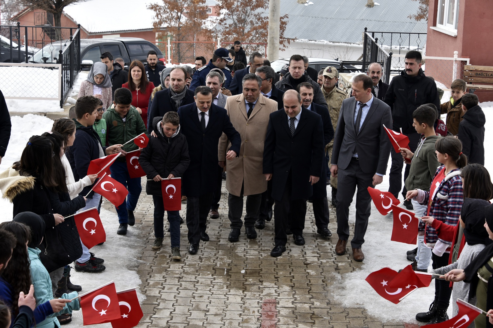 Vali Taşbilek köy okulunda çocuklarla buluştu 25