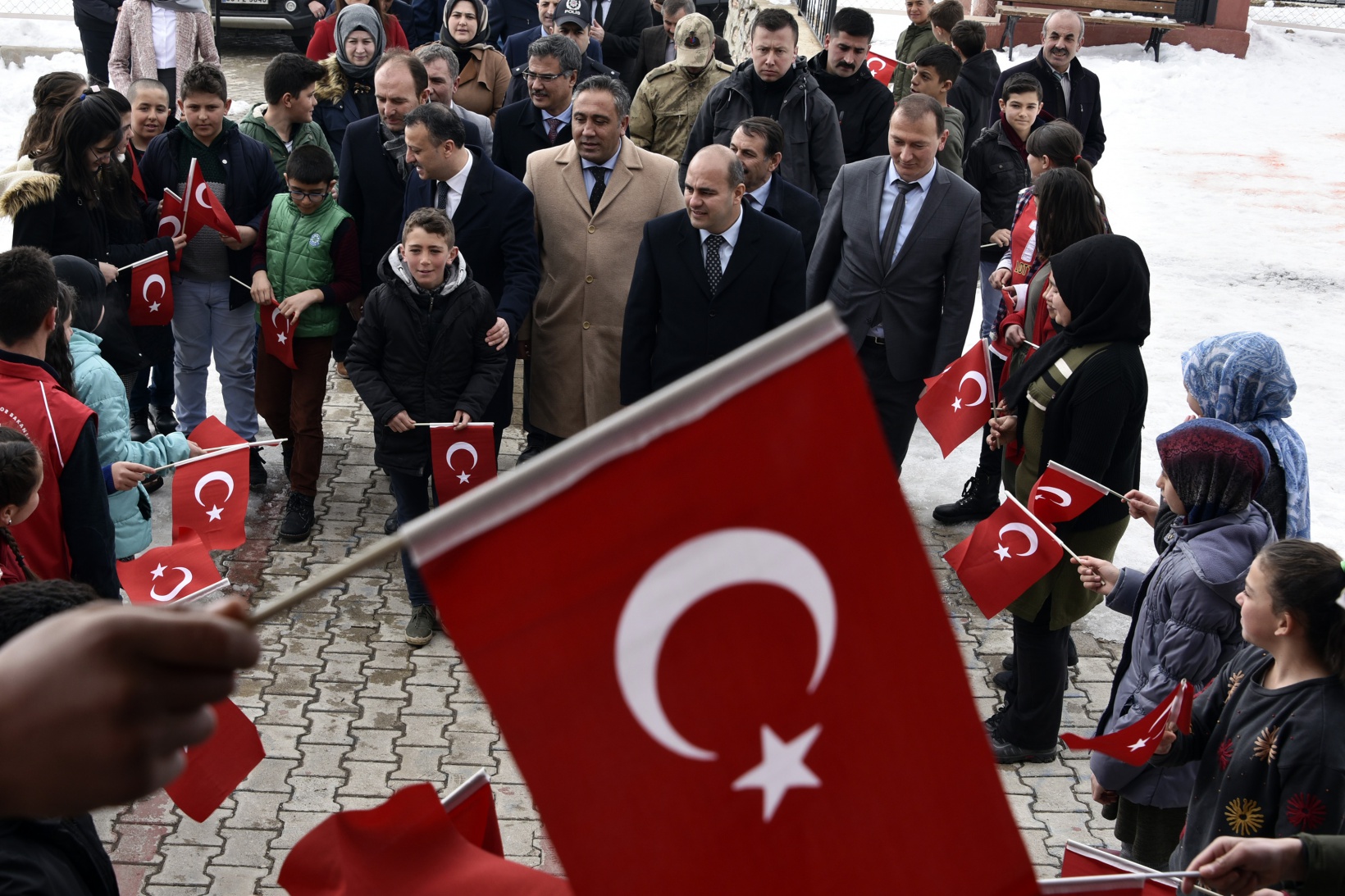 Vali Taşbilek köy okulunda çocuklarla buluştu 31