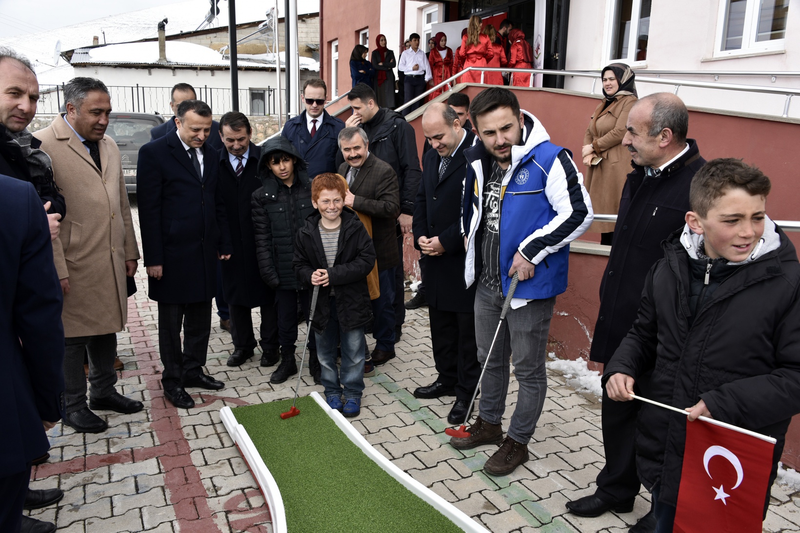 Vali Taşbilek köy okulunda çocuklarla buluştu 26