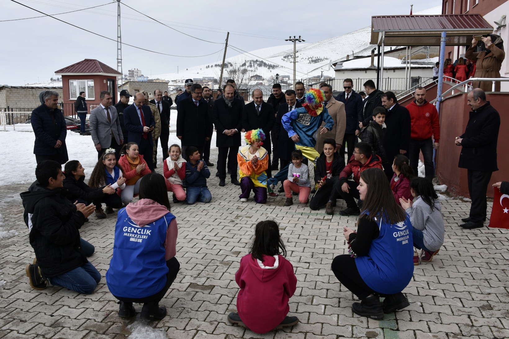 Vali Taşbilek köy okulunda çocuklarla buluştu 9