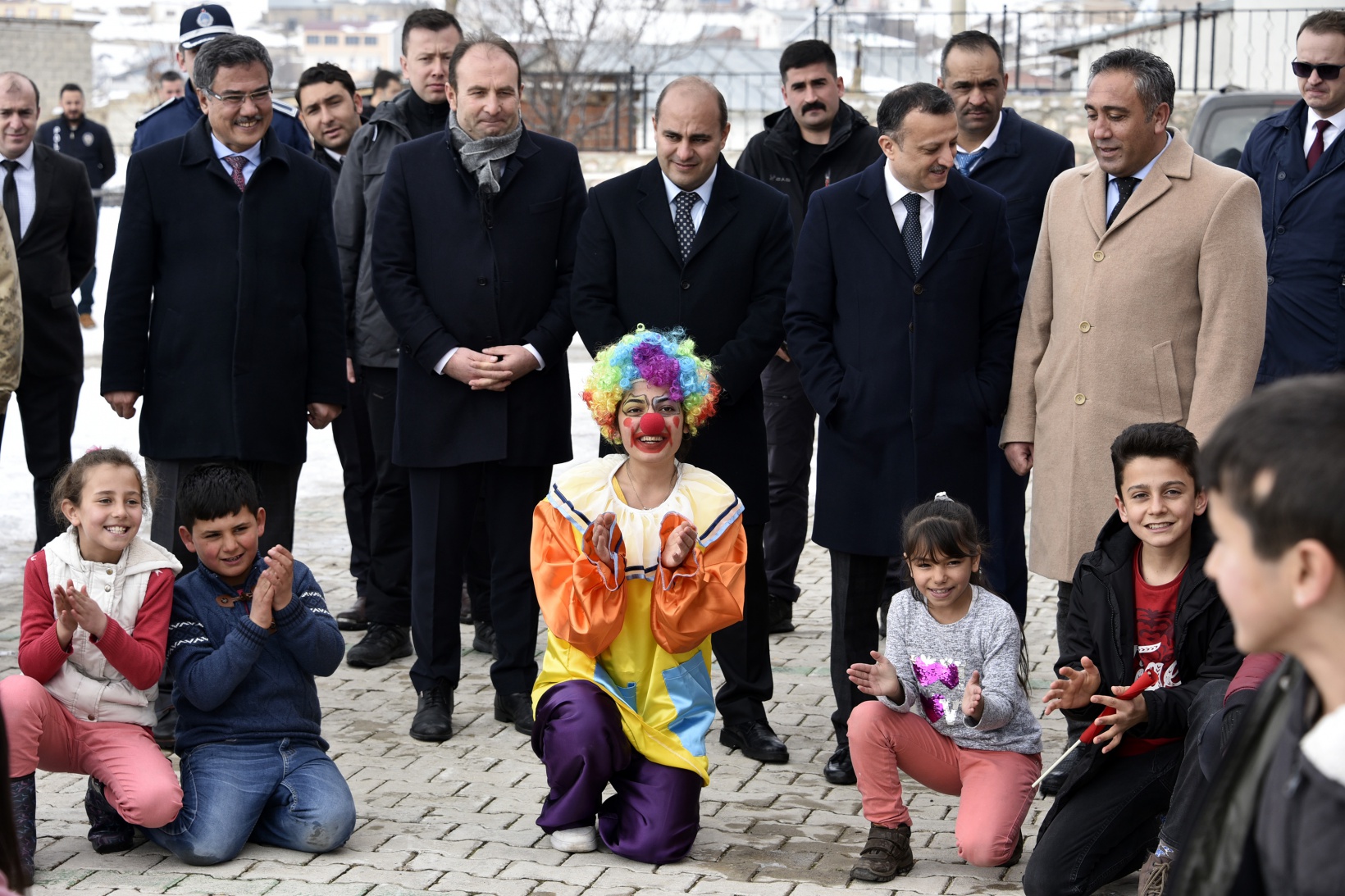 Vali Taşbilek köy okulunda çocuklarla buluştu 17