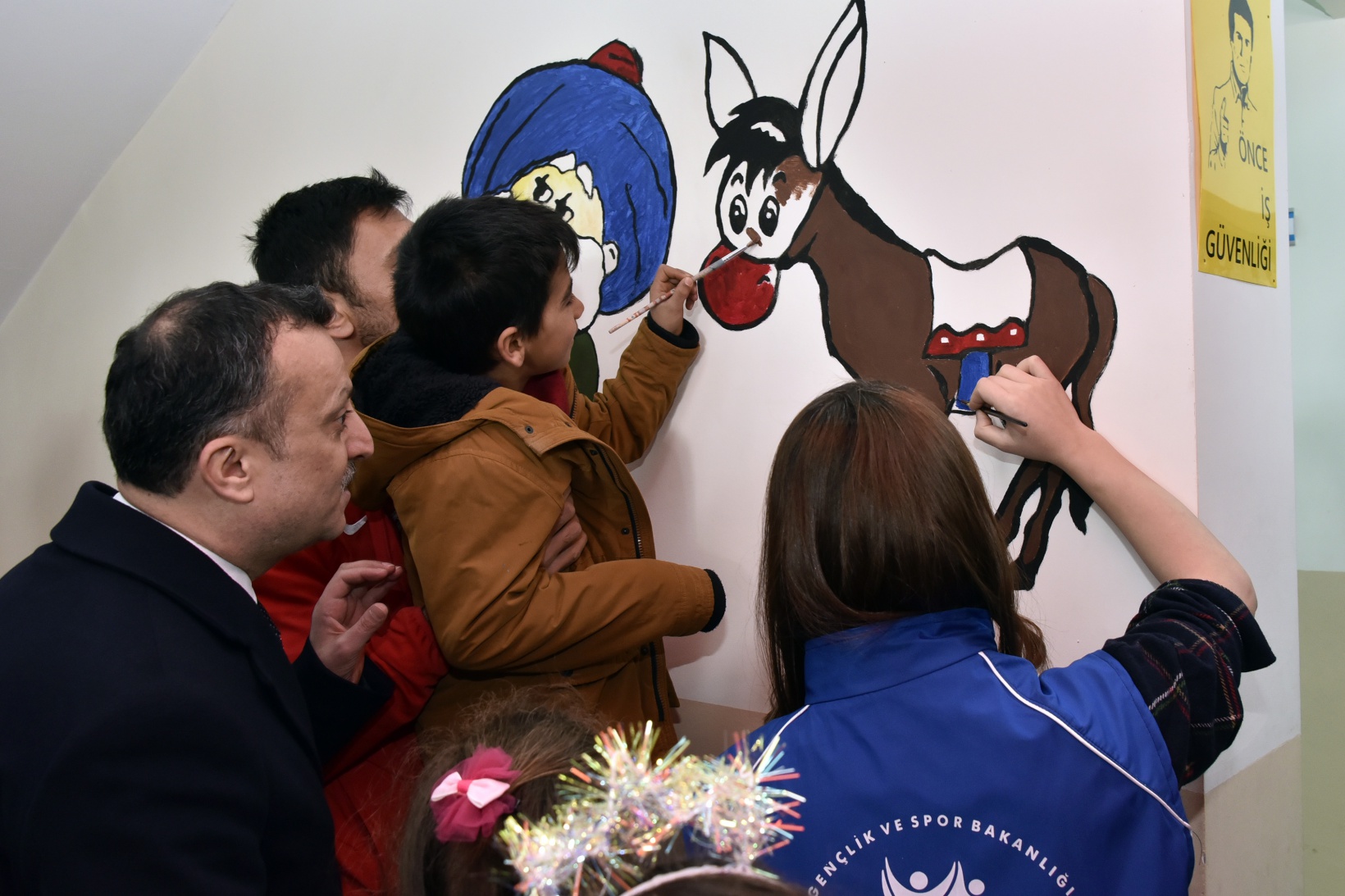 Vali Taşbilek köy okulunda çocuklarla buluştu 12