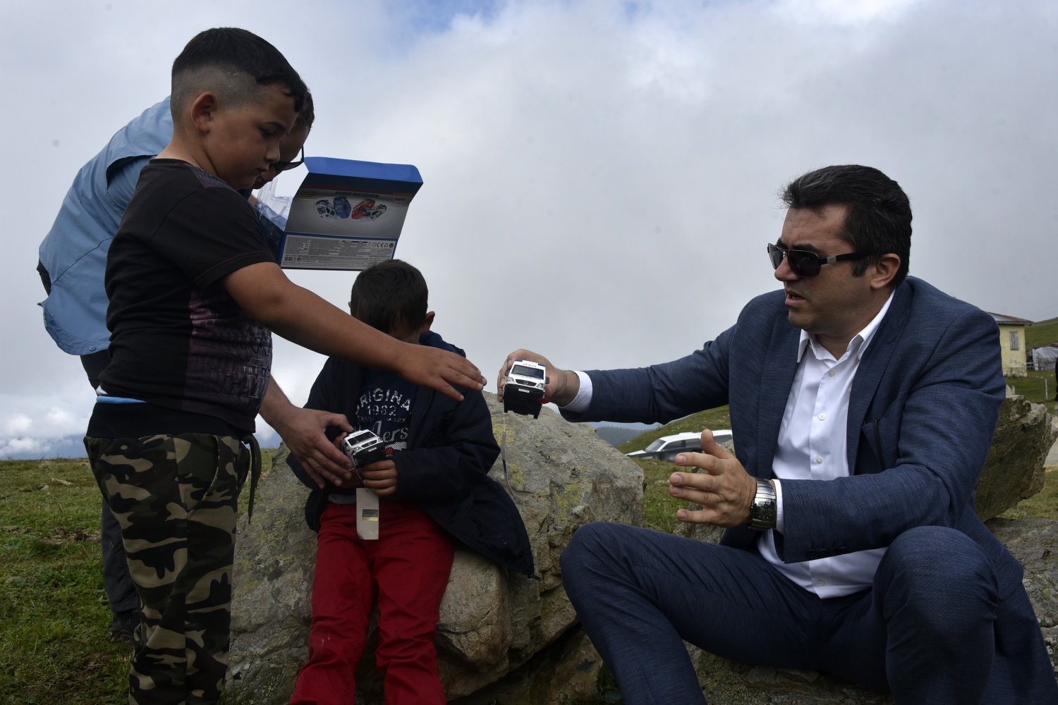 Yayla çocuklarının oyuncakları Vali amcalarından 2