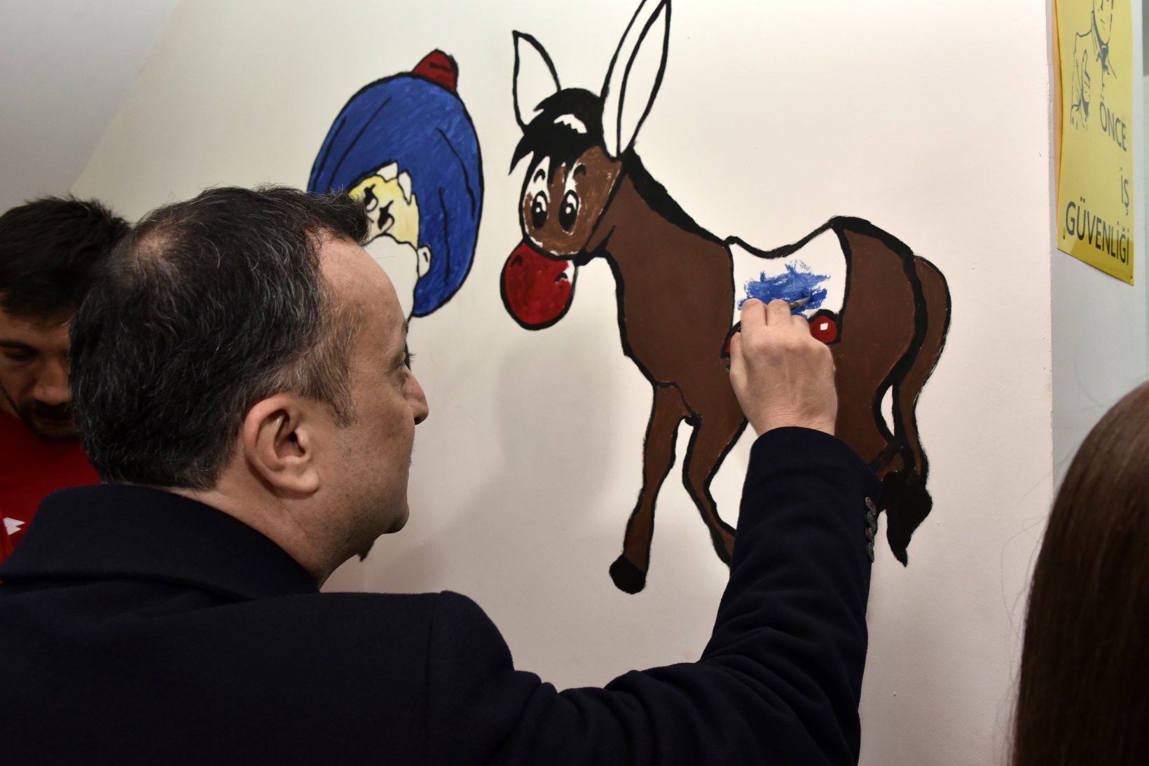 Vali Taşbilek köy okulunda çocuklarla buluştu 1