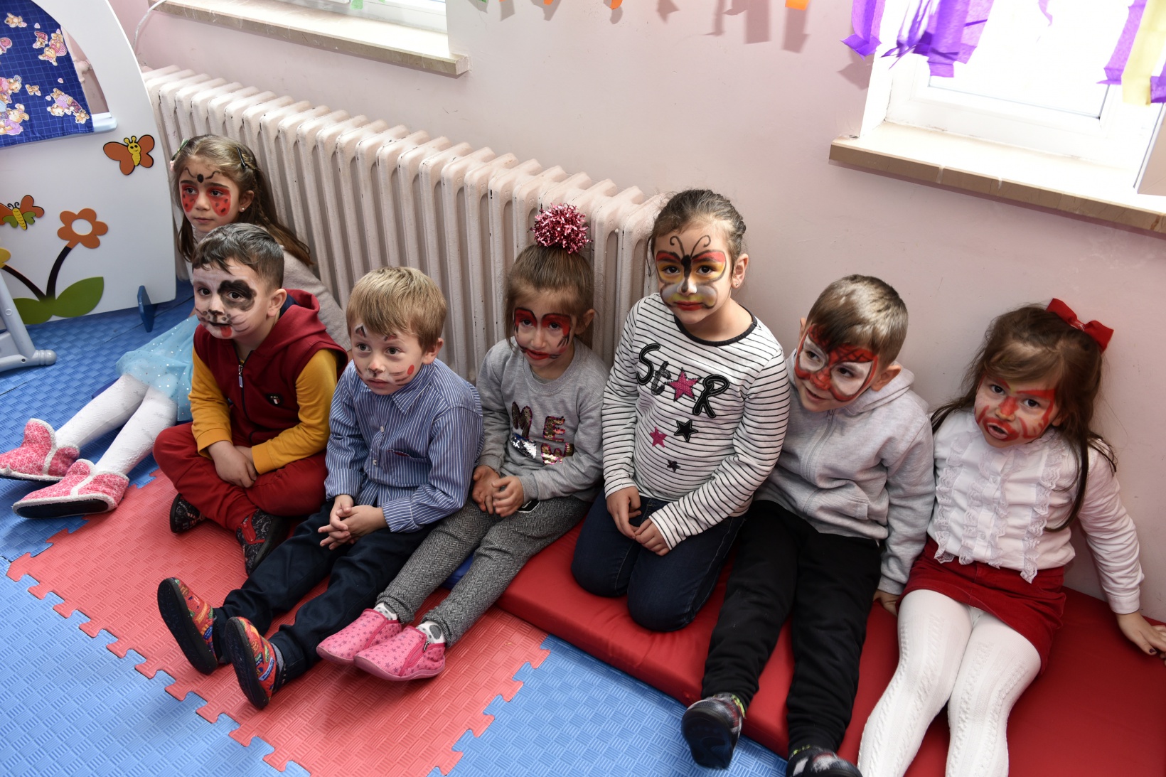 Vali Taşbilek köy okulunda çocuklarla buluştu 10