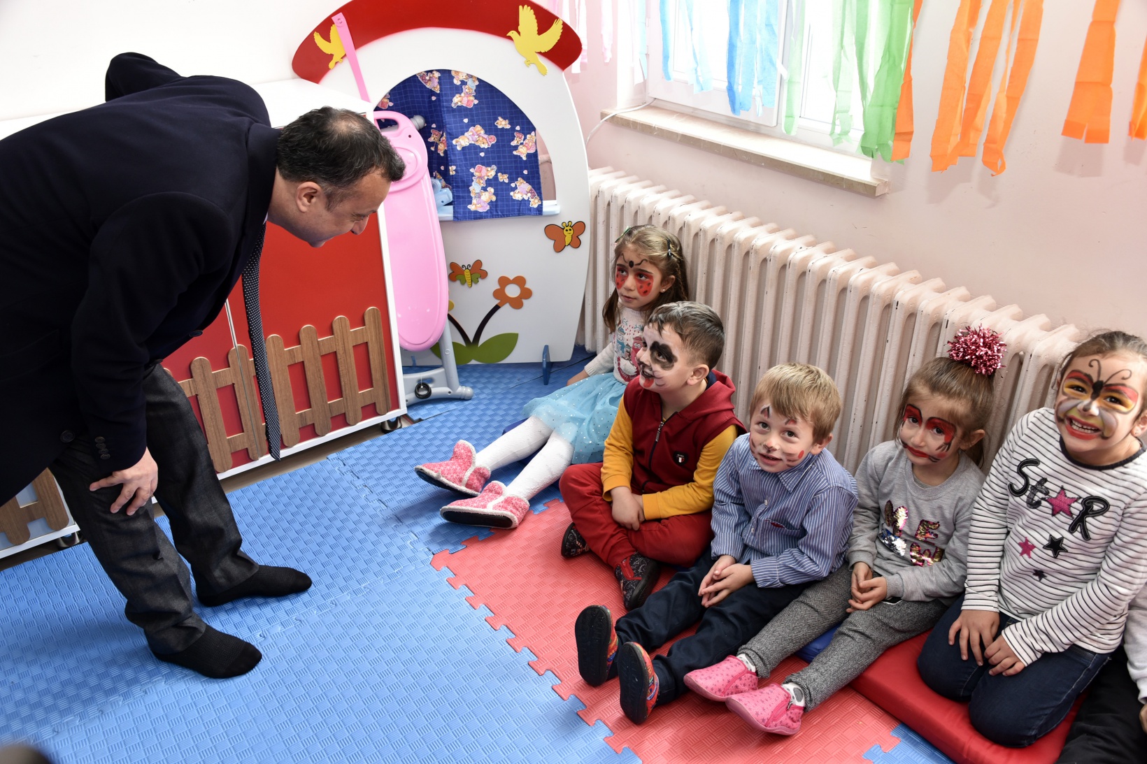 Vali Taşbilek köy okulunda çocuklarla buluştu 18