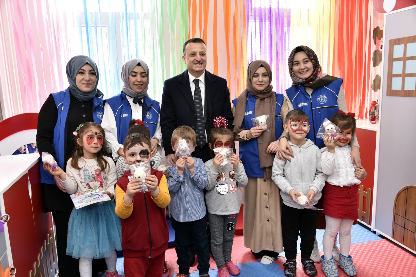 Vali Taşbilek köy okulunda çocuklarla buluştu 27