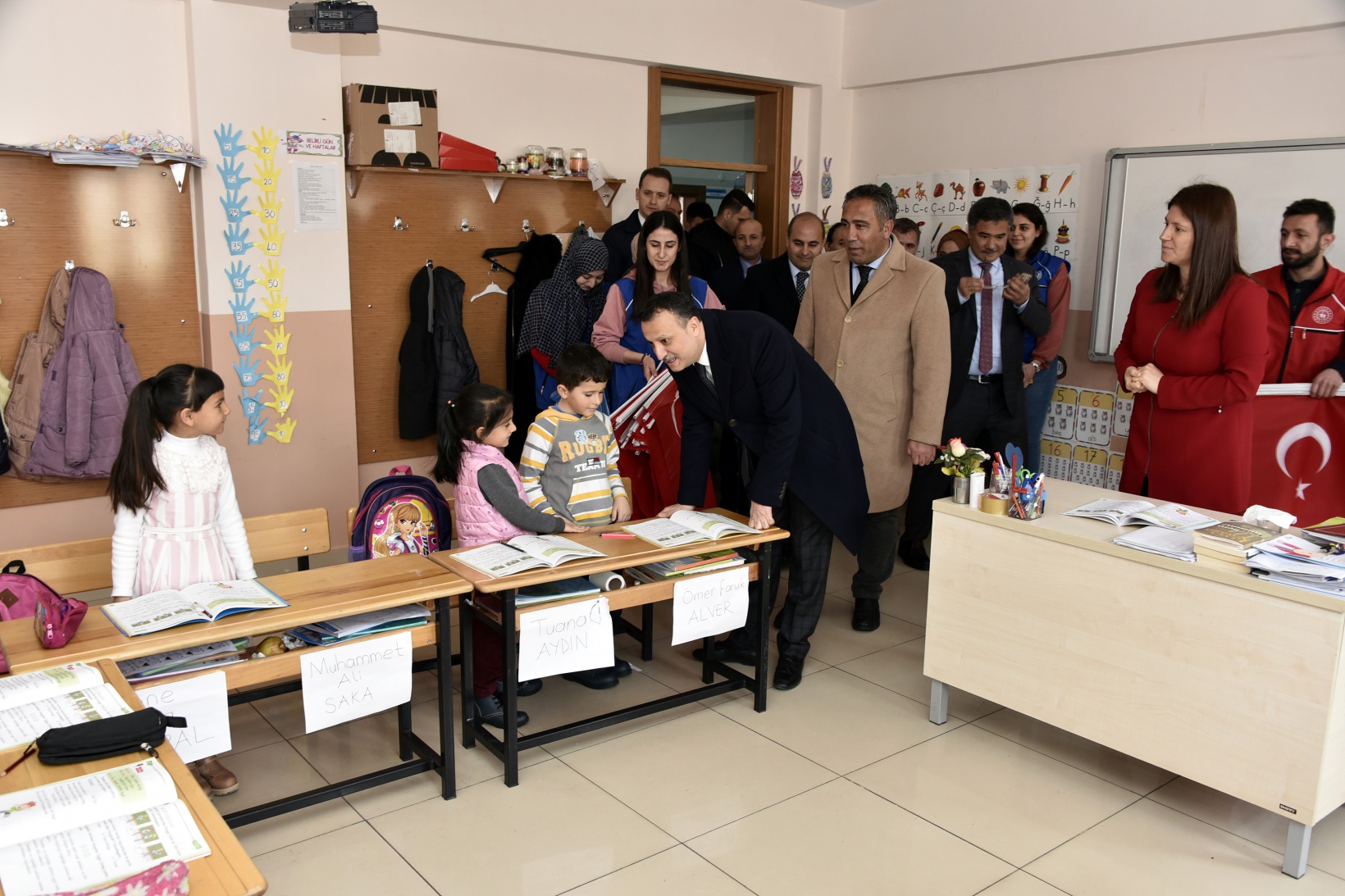 Vali Taşbilek köy okulunda çocuklarla buluştu 34