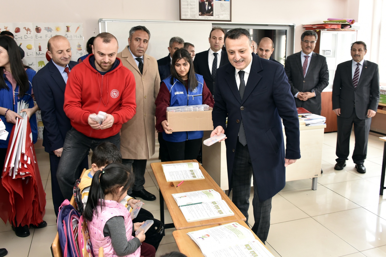 Vali Taşbilek köy okulunda çocuklarla buluştu 37