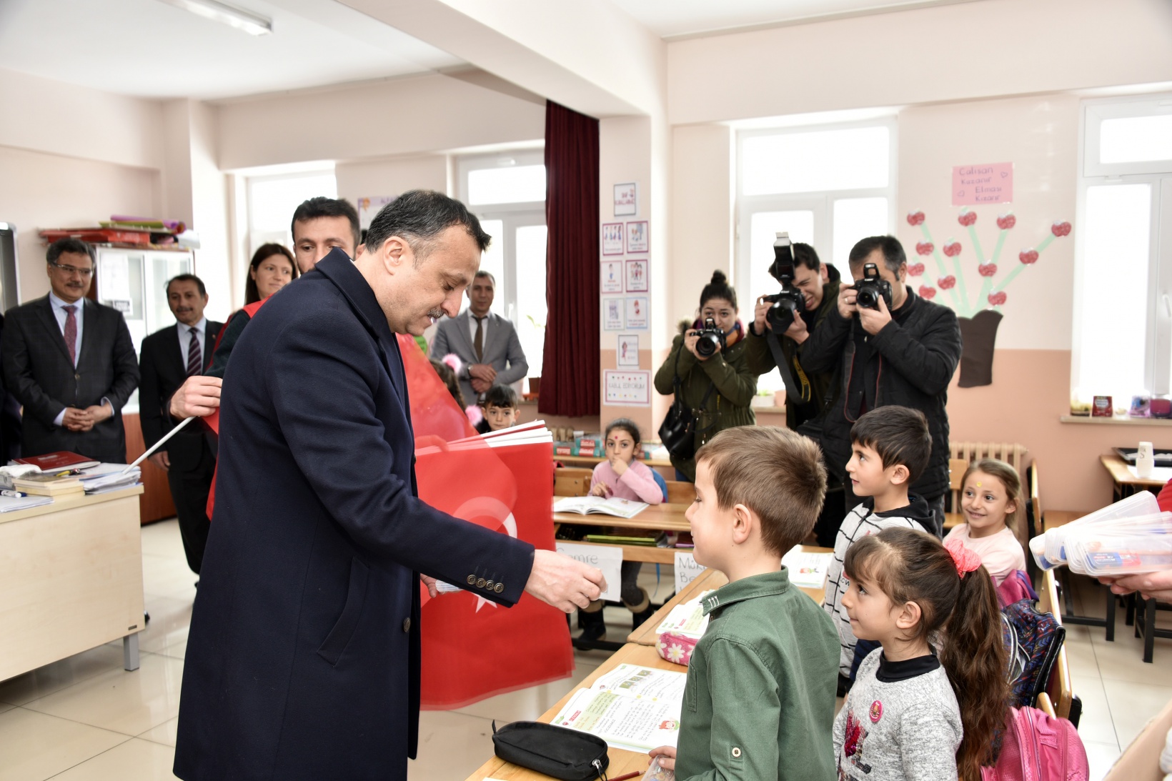 Vali Taşbilek köy okulunda çocuklarla buluştu 33