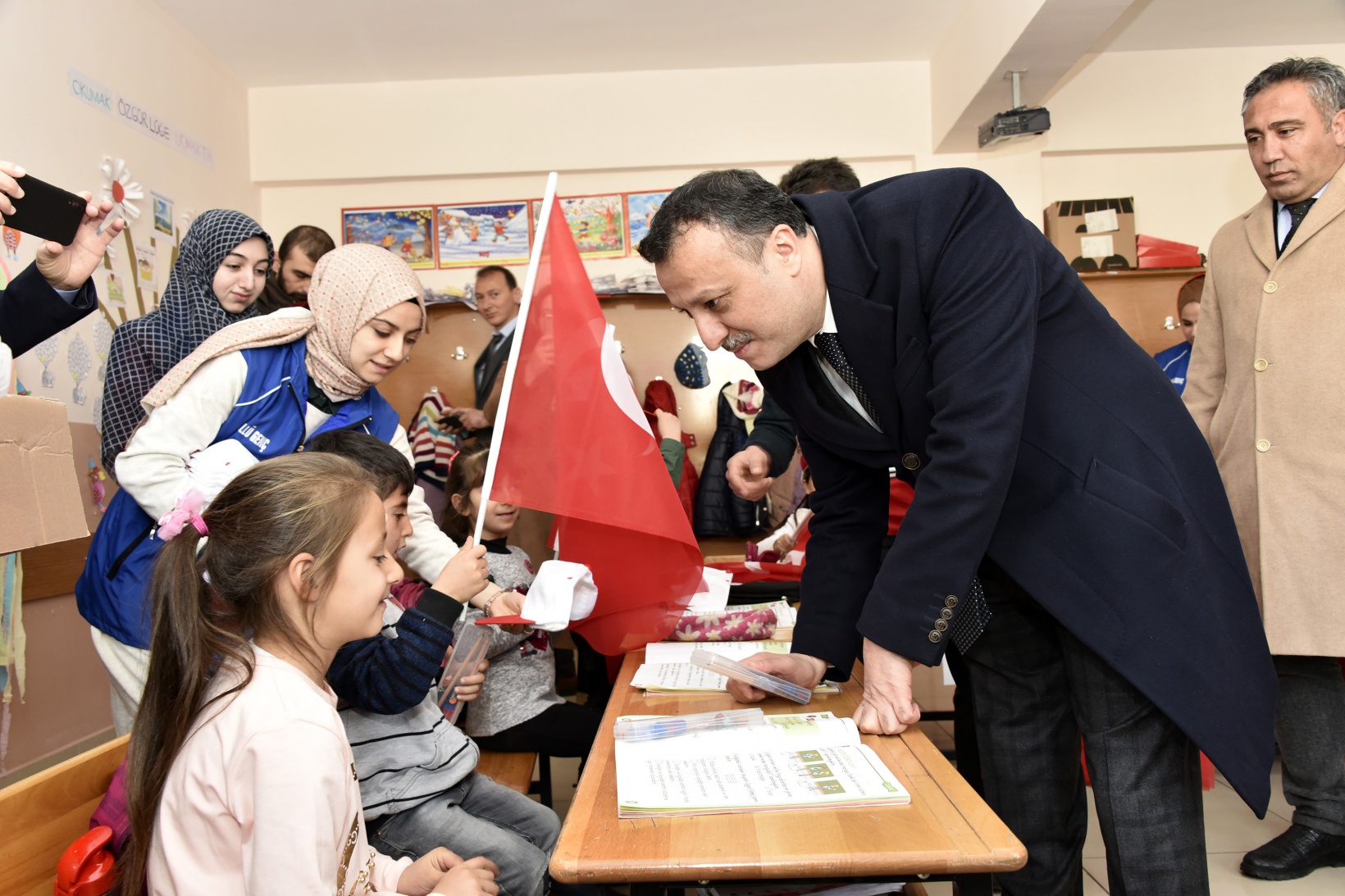 Vali Taşbilek köy okulunda çocuklarla buluştu 21