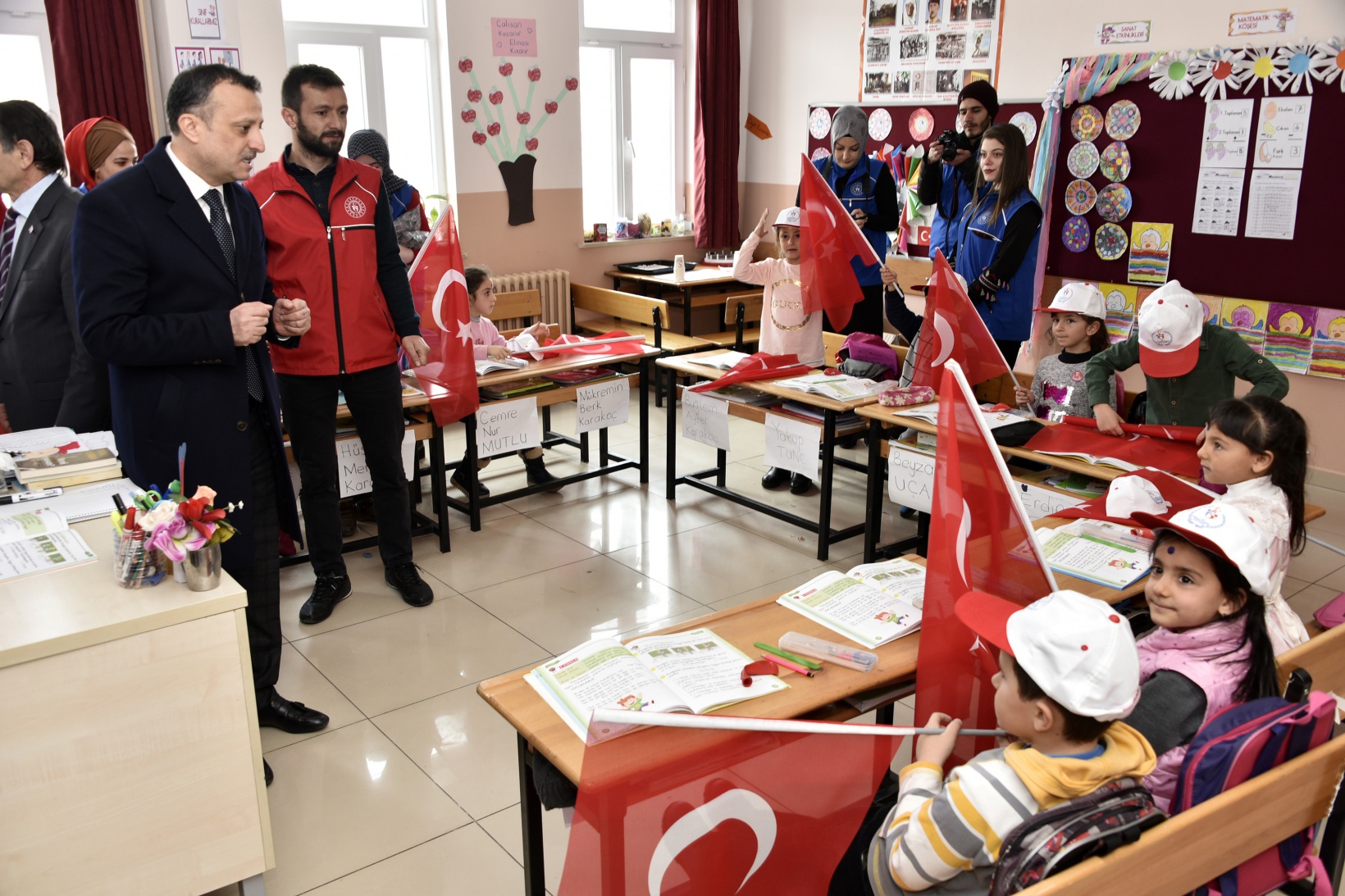 Vali Taşbilek köy okulunda çocuklarla buluştu 29