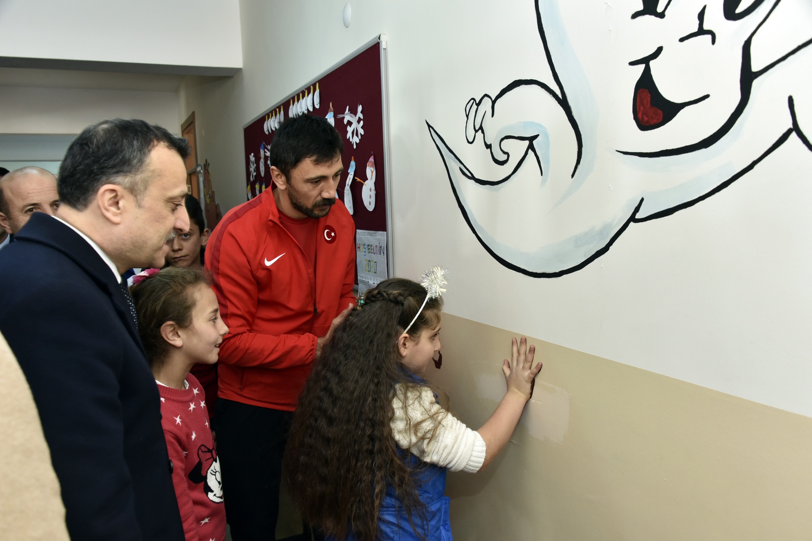 Vali Taşbilek köy okulunda çocuklarla buluştu 35