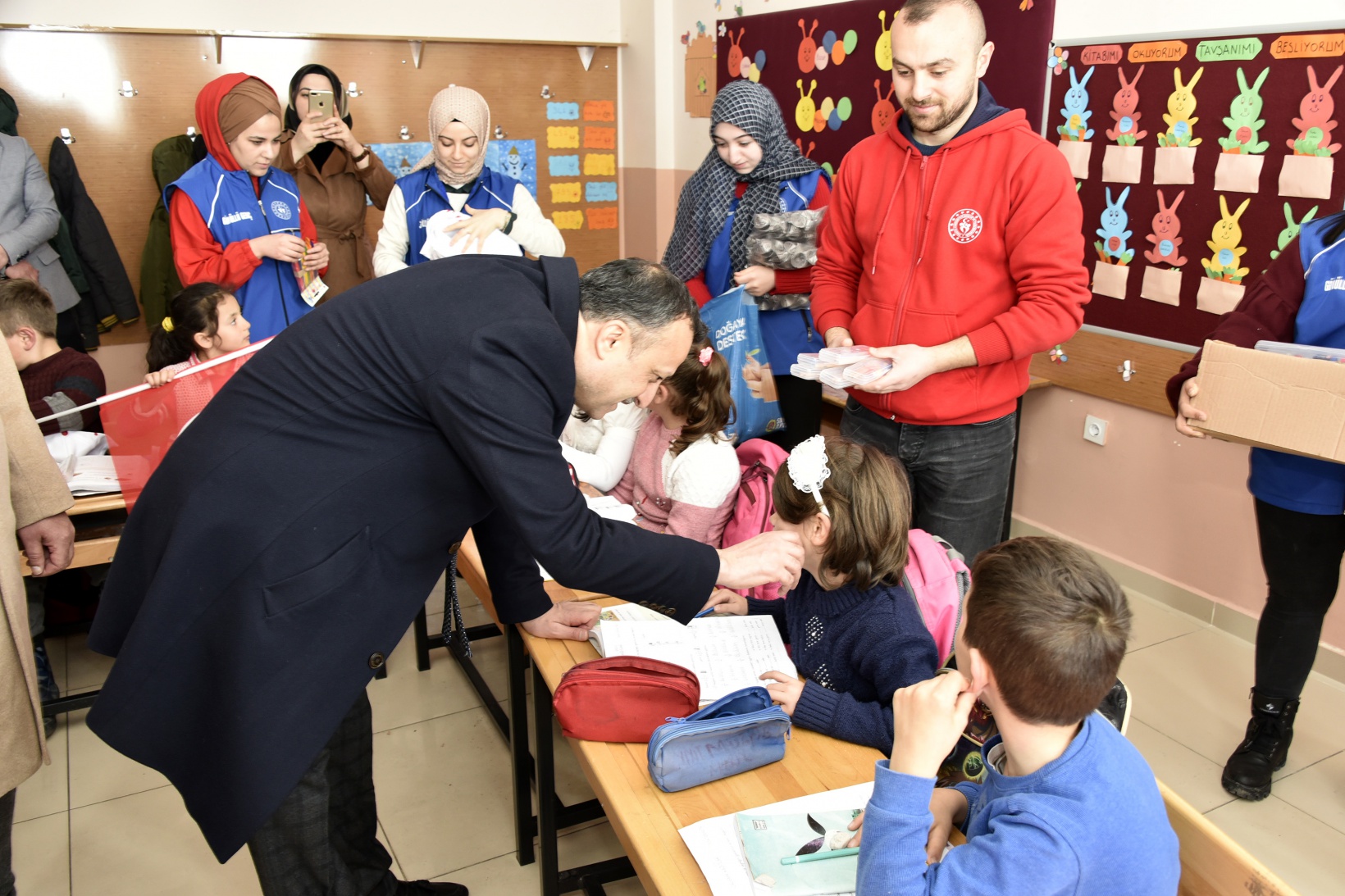 Vali Taşbilek köy okulunda çocuklarla buluştu 22