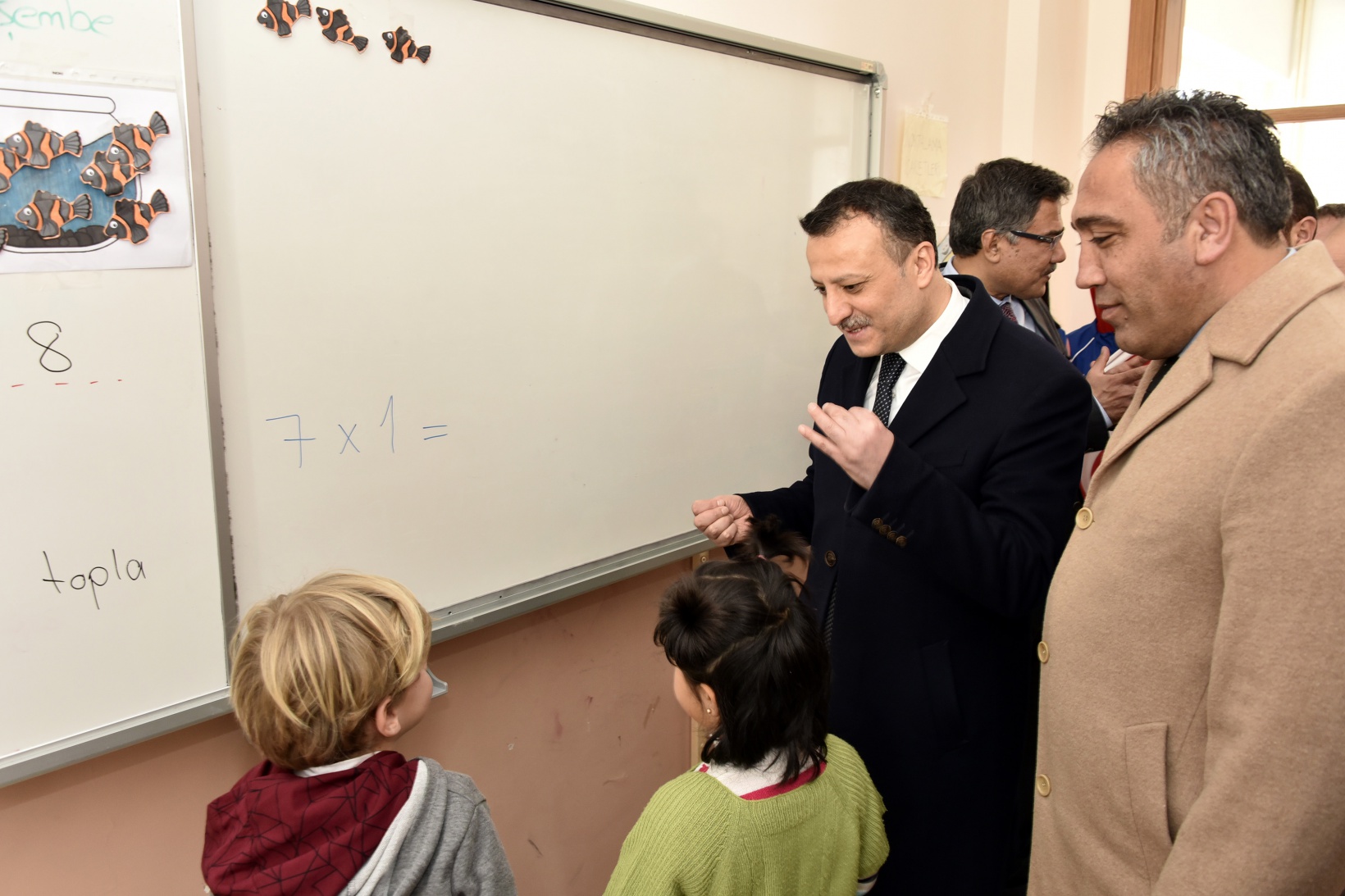 Vali Taşbilek köy okulunda çocuklarla buluştu 14