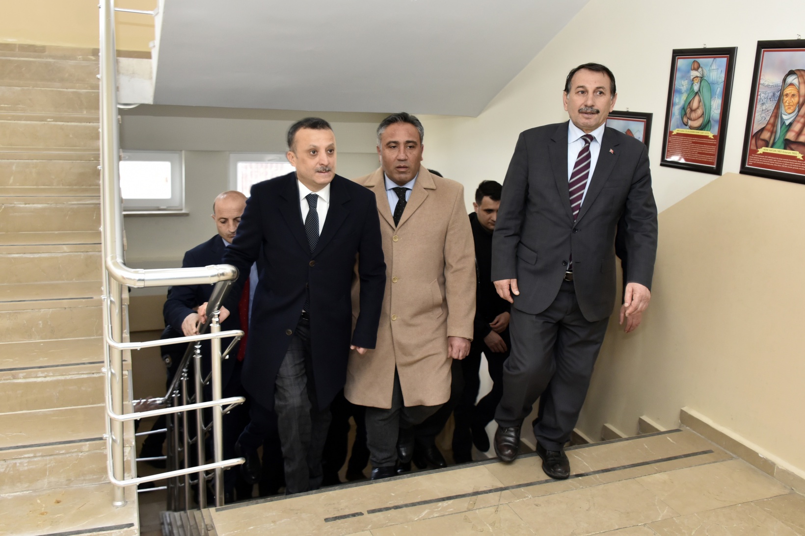 Vali Taşbilek köy okulunda çocuklarla buluştu 28