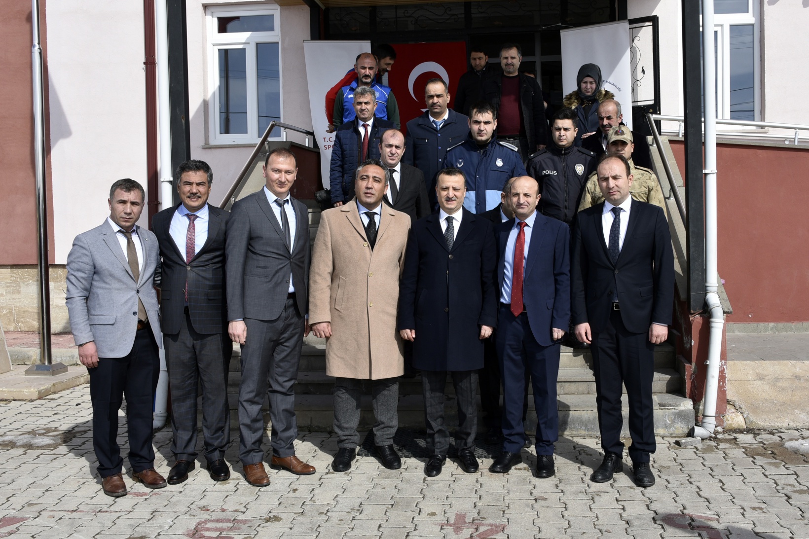 Vali Taşbilek köy okulunda çocuklarla buluştu 4