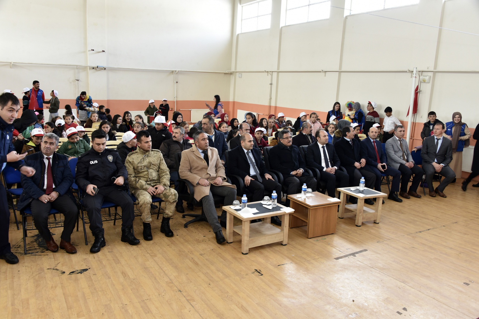 Vali Taşbilek köy okulunda çocuklarla buluştu 32